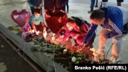 U centru Bora, na istoku Srbije, građani već danima ostavljaju cveće i pale sveće u znak sećanja na ubijenu devojčicu