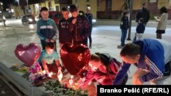 БОР, СРБИЈА, Свеќи, играчки и цвеќиња за убиеното двегодишно девојче Данка