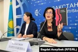 Казахстанская правозащитница Бахытжан Торегожина (справа) на презентации доклада «Стрелять на поражение...», Алматы, 5 июня 2023 года