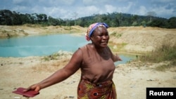 Джанет Гямфи на фона на унищожените си какаови плантации