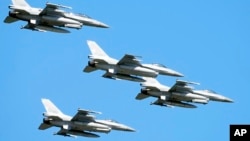 Avioane F-16 deasupra capitalei Poloniei, Varșovia, în timpul paradei desfășurate cu ocazia Zilei Independenței de pe 15 august 2023.