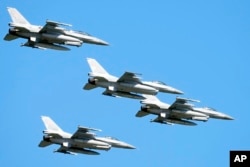 Ucrainenii cer avioane F-16 de multă vreme, iar după mai multe întârzieri, pare că le-au și obținut.