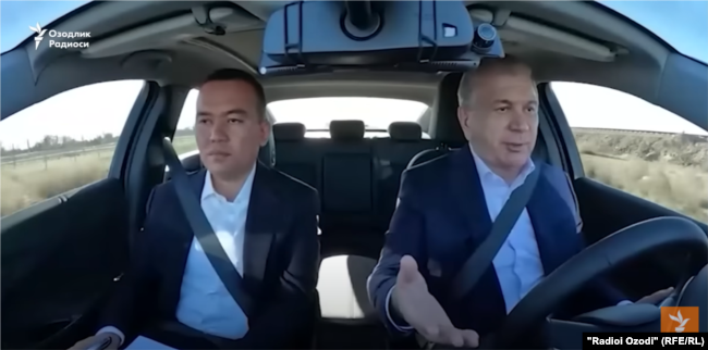 Президент Узбекистана Шавкат Мирзиёев вместе с хокимом Сурхандарьинской области инспектирует дороги и ругает последнего за плохие дороги. Камера прикреплена к лобовому стеклу автомашины