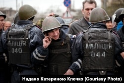Очеплення з міліції на Алеї Слави 13 квітня 2014 року у Запоріжжі. Фото з власного архіву Катерини Клочко