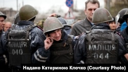 Очеплення з міліції на Алеї Слави 13 квітня 2014 року у Запоріжжі. Фото з власного архіву Катерини Клочко