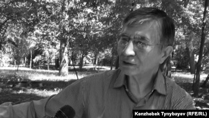 Кеуделері салбыраған толық денелі әйелдер Минет беретін аққұба (үйдегі фото)