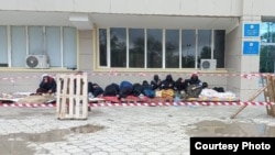 Безработные жители Жанаозена, требующие постоянной работы от местных властей, объявили голодовку. 3 мая 2023 года