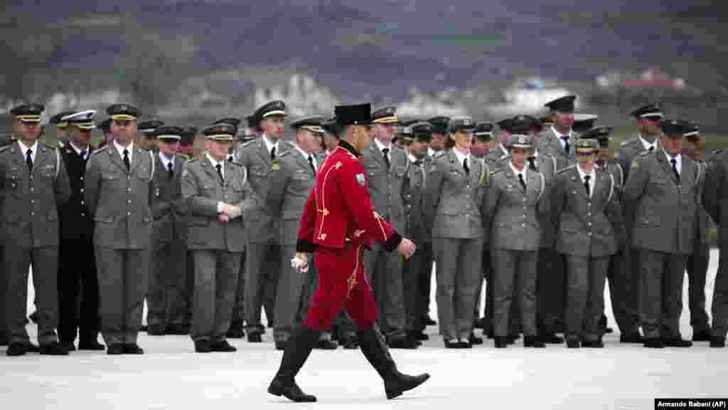 Vojni oficiri na ceremoniji otvorenja baze. Albanija je tokom hladnog rata bila usklađena sa Sovjetskim Savezom. Kasnije je, nakon raspada SSSR-a 1990., ova zemlja prigrlila Zapad, a 2009. godine je postala članica NATO-a.