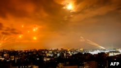Ракеты, выпущенные палестинскими боевиками из города Газа, перехватываются израильской системой ПВО "Железный купол". Раннее утро 8 октября 2023 года