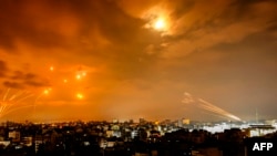 Израелската система за противовъздушна отбрана "Железен купол" прихваща във въздуха ракети изстрелвани от палестинската територия.