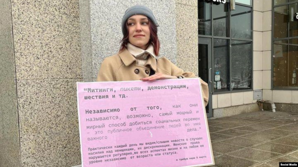 Almaty resident Diana Timofeeva holds a picket for the March 8 march. February 16, 2024. Photo by Veronica Fonova