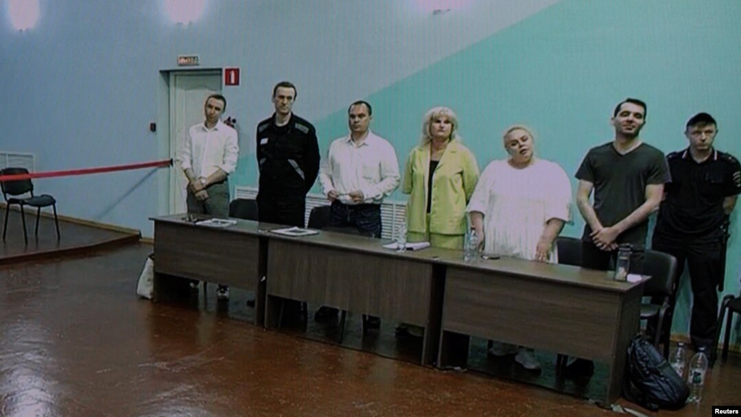 Russian opposition politician Aleksei Navalny (second left) and his lawyers in court (file photo)