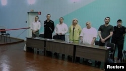 Russian opposition politician Aleksei Navalny (second left) and his lawyers in court (file photo)