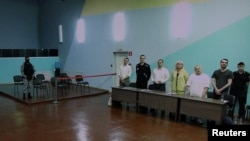 Навальный и его адвокаты на суде, архивное фото