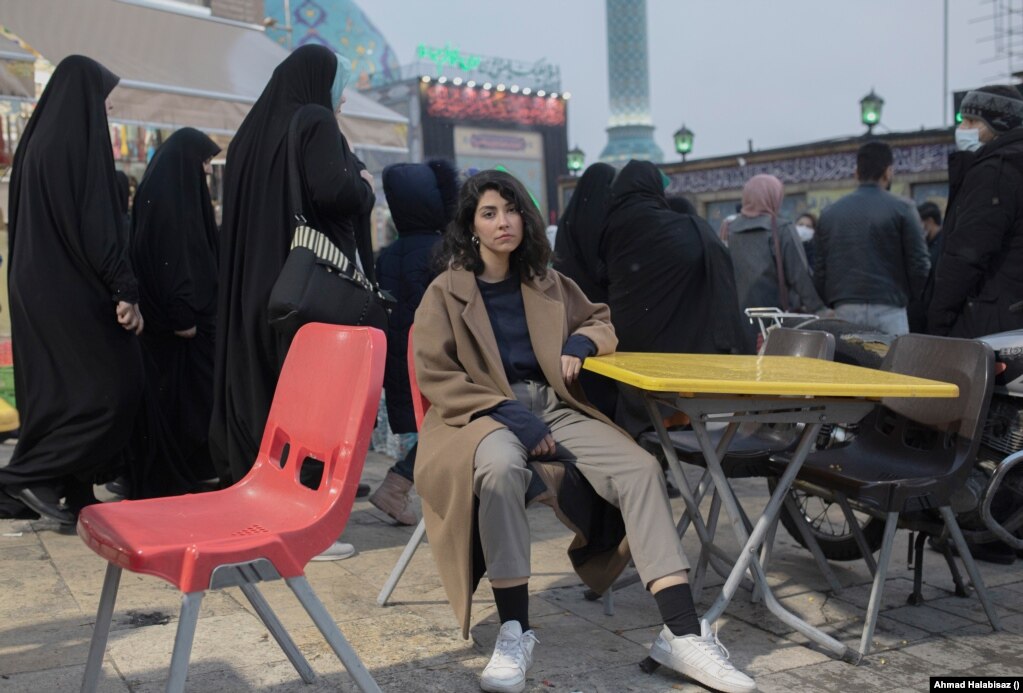 &nbsp; Një grua iraniane shihet e ulur në një karrige, në një shesh me shumë qarkullim në Teheran, duke e sfiduar ligjin për mbulesë në kokë. Fotografi e 27 dhjetorit 2022. &ldquo;Disa ditë pas vdekjes së Mahsa Aminit, kam ecur në Bulevardin Keshavarzi dhe e kam parë një turmë me burra dhe gra, të vjetër e të rinj, duke bërtitur diçka që unë nuk e kam dëgjuar kurrë më parë: Gra, Jetë, Liri. Më ka dhënë jetë, ka qenë emocionuese&rdquo;, ka thënë ajo. Fotografi me autor anonim. &nbsp;