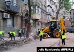 На місце ракетного удару по Дніпру, якого армія РФ завдала 19 квітня, жителі несуть квіти. Під завалами 5-поверхового будинку загинуло троє людей, Дніпро, 20 квітня 2024