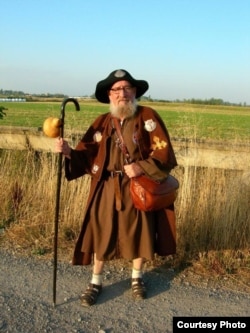 Некоторые паломники предпочитают средневековую одежду