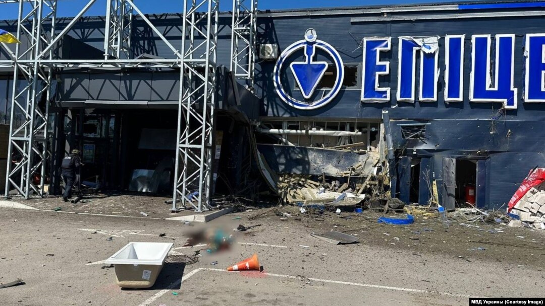 O fotografie difuzată de Ministerul Afacerilor Interne al Ucrainei arată cadavrul unei persoane ucise de atacul rusesc cu rachete, în afara unui supermarket din Herson, 3 mai 2023.