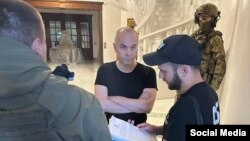 ნესტორ შუფრიჩს მისი ბინის ჩხრეკის ორდერს აცნობენ, 15 სექტემბერი, 2023