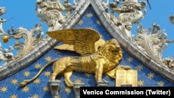 Главные претензии Венецианской комиссии были в том, что авторы поправок не сделали различий между руководством партии и ее рядовыми членами
