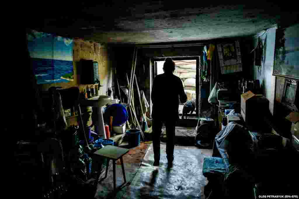 72-летняя Валентина в подвале многоквартирного дома, где она живёт. Несмотря на трудности, она отказывается покидать Угледар