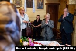 Лідери кримських татар Мустафа Джемілєв (посередині) та Рефат Чубаров (праворуч) на церемонії прощання з колишнім політв’язнем і дисидентом Василем Овсієнком. Київ, 21 липня 2023 року