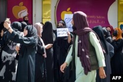  Жени стачкуват против възбраната на салоните за хубост в Кабул, Афганистан. 19 юли 2023 година 