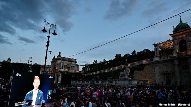 Magyar Péter tüntetést szervezett a vita színhelyéhez