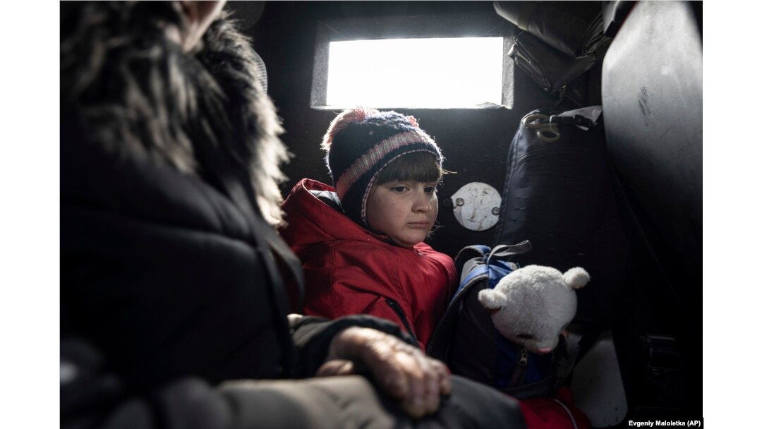 O fetiță și mama sa sunt evacuate din Avdiivka, în regiunea Donețk. 7 martie 2023.