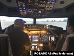 Replică la scară 1:1 a cabinei unui Boeing 737 NG (New Generation) la INCAS, în timpul unei vizite a elevilor organizată de Agenția Spațială Română (ROSA) în 2018.