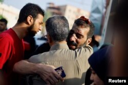 Rodbina i prijatelji u plaču pred sahranu Palestinaca ubijenih u novim izraelskim napadima u Kan Junisu, jug Pojasa Gaze, 24. oktobra