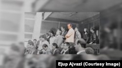 Ejup Ajvazi dhe kolegët e tij duke protestuar në shkallët e ish-gjimnazit në Ferizaj kundër largimit nga shkolla.