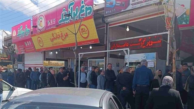 آشفتگی در بازار مرغ در ایران؛ صف‌های طولانی خرید، کمبود و گرانی