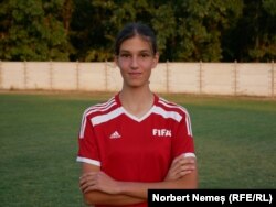 Maria Laura Dumitru are 15 ani, este fundaș/mijlocaș dreapta și este cea mai tânără jucătoare a echipei. În câteva zile va începe liceul.