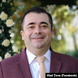 Vlad Țone a fost consilierul premierului Ludovic Orban pe probleme de administrație locală. Este de profesie profesor de sport.