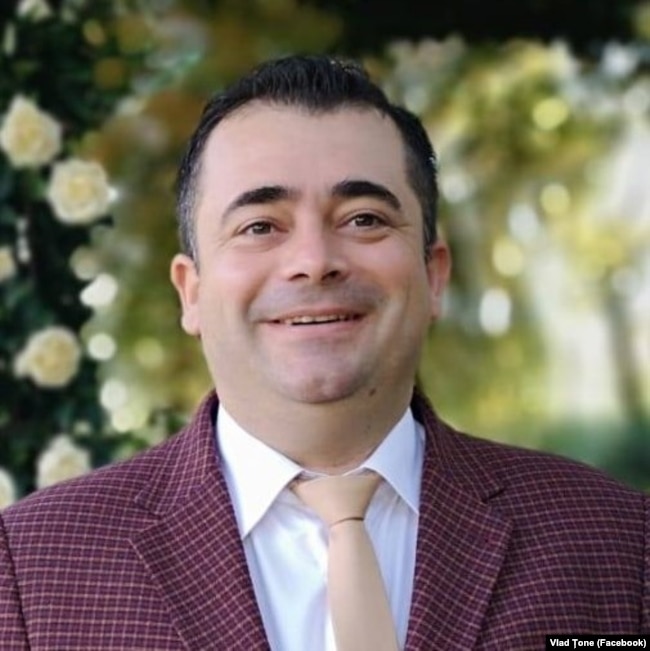 Vlad Țone a fost consilierul premierului Ludovic Orban pe probleme de administrație locală. Este de profesie profesor de sport.