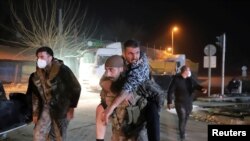 Припадник на специјалните сили на турската полиција носи ранет маж по земјотрес во Антакија, провинцијата Хатај, Турција на 20 февруари 2023 година.