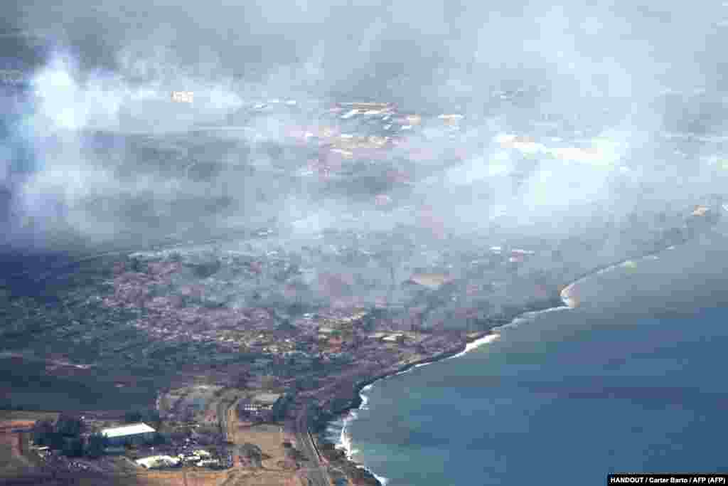 Воздушен поглед на дел од градот Лахаина, 9 август 2023 година. Официјалните лица соопштија дека луѓе скокале во океанот за да избегаат од пожарот кој брзо се ширел, пренесува Ројтерс.