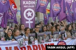Protest podrške Platformi zaustavićemo femicid ispred suda u Istanbulu, 13. septembar 2023.