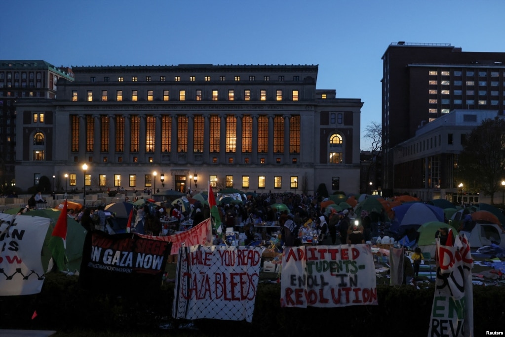 Kampi i protestuesve në mbështetje të palestinezëve në Universitetin Columbia gjatë muzgut.