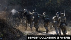 Бійці «Сибірського батальйону» проходять військову підготовку в рамках підготовки до боротьби з російськими військами на полігоні під Києвом, Україна, 24 жовтня 2023 року