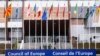 Savet Evrope izdao upozorenja zbog pretnji smrću i uznemiravanja četvoro novinara u Srbiji. (Foto: Zastave ispred zgrade Saveta Evrope u Strazburu, Francuska, 14. marta 2022.)