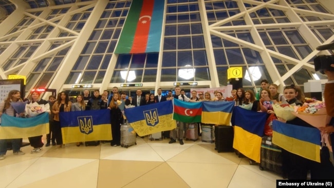 Një grup fëmijësh ukrainas mbërritën në Azerbajxhan për rehabilitim
