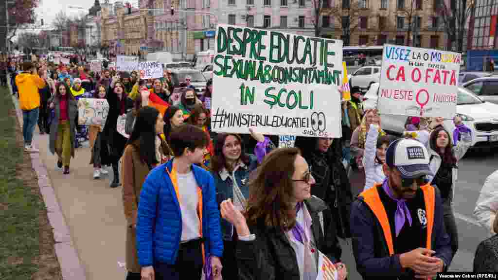 Participanții la marș au mers cu pancarte și eșarfe violete prin centru Chișinăului, de-a lungul Bulevardului Ștefan cel Mare și Sfânt.&nbsp;