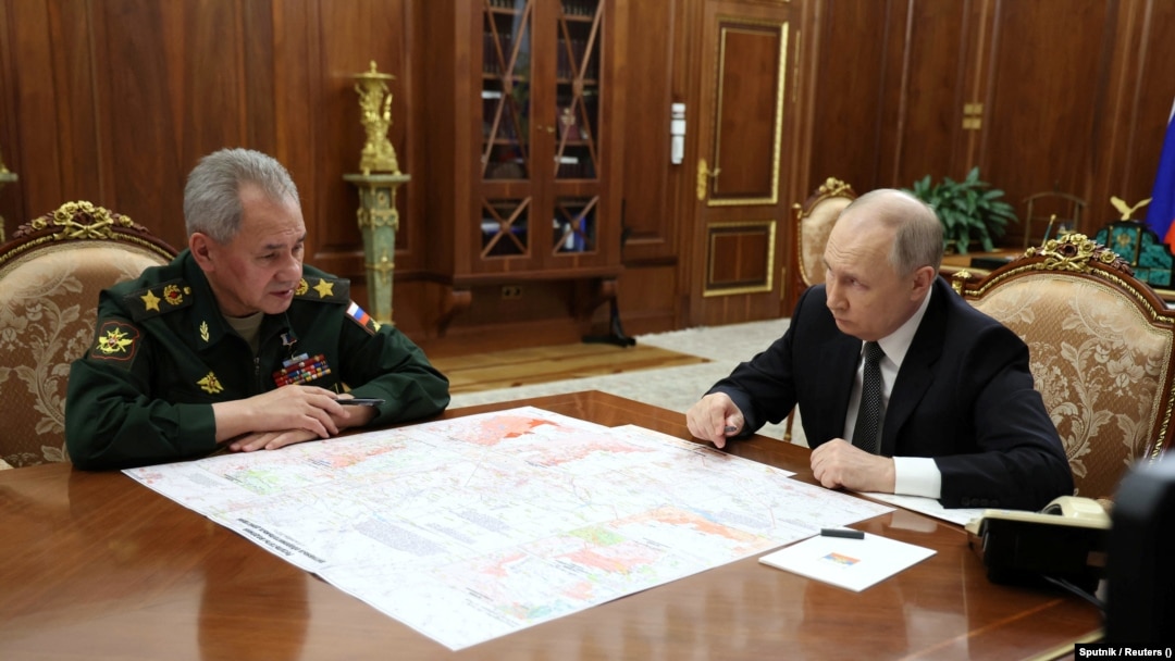 Рускиот претседател Владимир Путин (десно) се состана со неговиот министер за одбрана Сергеј Шојгу во Москва претходно оваа година