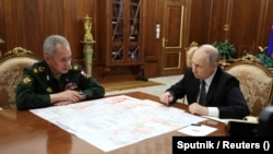 Ruski ministar odbrane Sergej Šojgu i šef države Vladimir Putin u Moskvi, Rusija, 20. februara 2024.