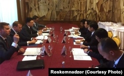 Ruska delegacija predvođena tadašnjim šefom Roskomnadzora Aleksandrom Žarovim sastaje se s kineskom delegacijom na čelu s Ren Sijanlingom, tadašnjim zamjenikom ministra zaduženom za Kinesku upravu za cyber prostor, 4. jula 2017.
