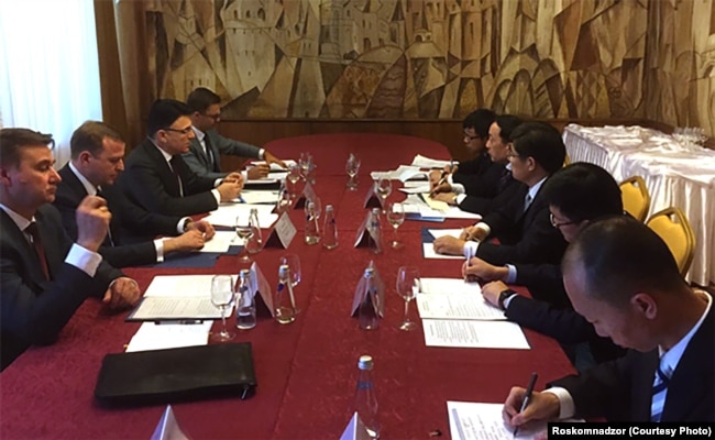 A Russian delegation led by then-head of Roskomnadzor Aleksandr Zharov meets with a Chinese delegation led by Ren Xianling, then-deputy minister of the Cyberspace Administration of China, on July 4, 2017.