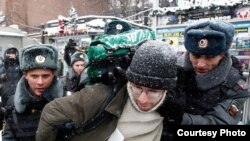 Семёнова задерживают перед пикетом против начала работы Госдумы, избранной в 2011 году