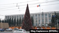 Pomul de Crăciun din Piața Marii Adunări Naționale din Chișinău va fi inaugurat oficial sâmbătă, pe 23 decembrie. 